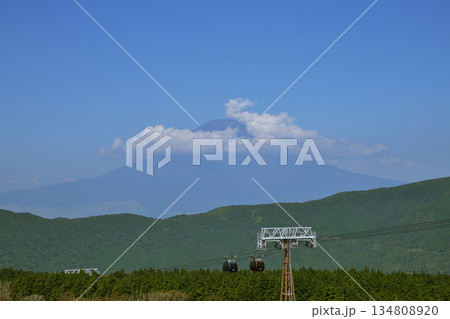 箱根・大涌谷から望む富士山　ロープウェイと夏空 134808920