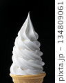 黒背景に浮かぶバニラソフトクリームコーンのシンプルなスイーツ 134809061