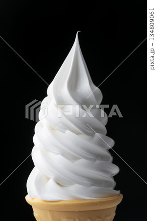 黒背景に浮かぶバニラソフトクリームコーンのシンプルなスイーツ 134809061