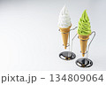 白背景に並ぶバニラと抹茶のソフトクリームコーン二つと余白 134809064