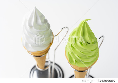 白背景に並ぶバニラと抹茶のソフトクリームコーンと金属スタンド 白背景に並ぶバニラと抹茶のソフトクリームコーンと金属スタンド 134809065