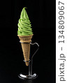 黒背景に抹茶ソフトクリームコーンと金属スタンド 134809067