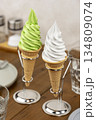 カフェテーブルの抹茶とバニラのソフトクリームコーン二つと金属スタンド 134809074