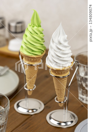 カフェテーブルの抹茶とバニラのソフトクリームコーン二つと金属スタンド カフェテーブルの抹茶とバニラのソフトクリームコーン二つと金属スタンド 134809074