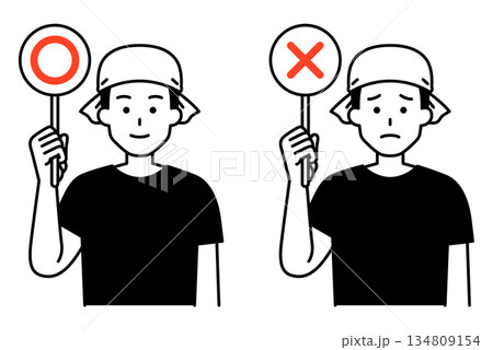 ○×マークを掲げる居酒屋の男性店員 134809154