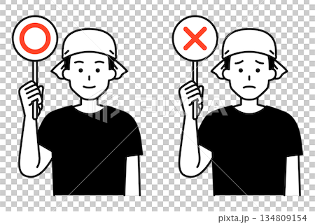 ○×マークを掲げる居酒屋の男性店員 134809154