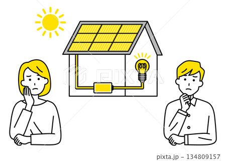 ソーラーパネルによる太陽光発電の家を検討する若い夫婦 ソーラーパネルによる太陽光発電の家を検討する若い夫婦 134809157