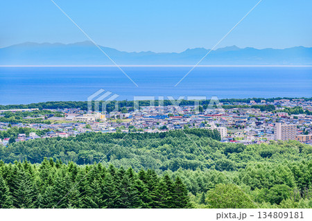 網走の天都山より市内と知床連山を望む 網走の天都山より市内と知床連山を望む 134809181