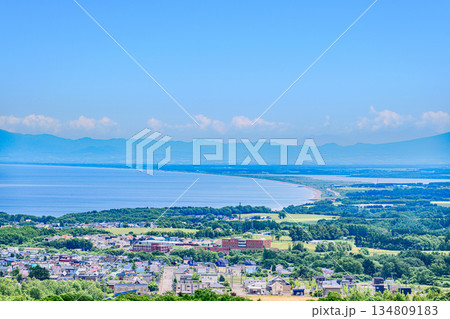 網走の天都山より市内と知床連山を望む 134809183