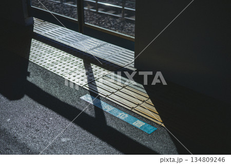 駅ホームの停車位置と整列乗車案内 床に表示された乗車誘導サイン 駅ホームの停車位置と整列乗車案内 床に表示された乗車誘導サイン 134809246