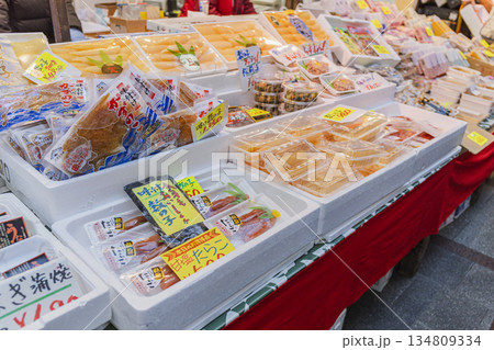 年末の魚屋に並ぶ数の子や海産物 正月準備の食材売り場 年末の魚屋に並ぶ数の子や海産物 正月準備の食材売り場 134809334