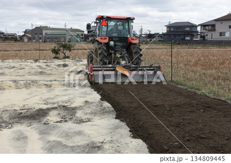 冬の間の土作り　米ぬか入れ 134809445