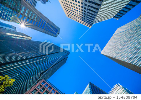 日本の東京都市景観希望の光…年末の大手町。冬晴れが広がる…あの空の彼方へ＝令和7年12月28日 134809704