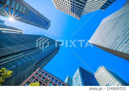 日本の東京都市景観希望の光…年末の大手町。冬晴れが広がる…信じる未来へ＝令和7年12月28日 134809722