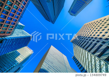 日本の東京都市景観希望の空…年末の大手町。冬晴れが広がる…未来へ、希望の空＝令和7年12月28日 134809749