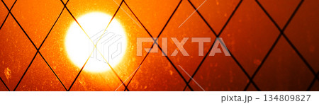 ホテルの窓から見たオレンジ色に輝く太陽 ホテルの窓から見たオレンジ色に輝く太陽 134809827