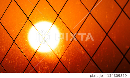 ホテルの窓から見たオレンジ色に輝く太陽 134809829