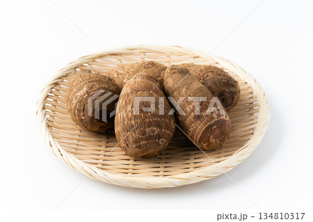 白背景に竹ざるに載せた里芋（土垂） 134810317