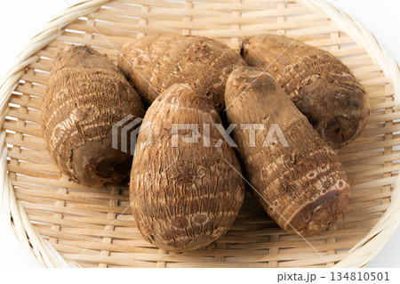 竹ざるに載せた里芋（土垂）のクローズアップ 134810501