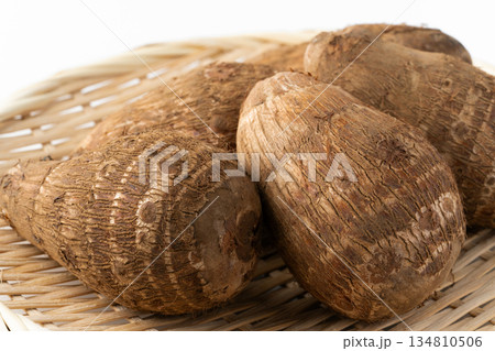 竹ざるに載せた里芋（土垂）のクローズアップ 134810506