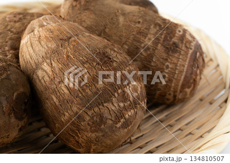竹ざるに載せた里芋（土垂）のクローズアップ 134810507