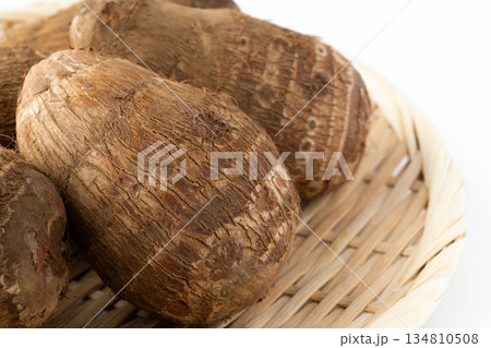 竹ざるに載せた里芋(土垂)のクローズアップ 竹ざるに載せた里芋(土垂)のクローズアップ 134810508