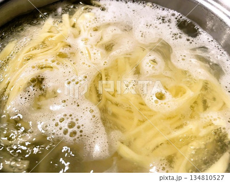 生パスタ(フェットチーネ)をたっぷりの湯で茹でている4 生パスタ(フェットチーネ)をたっぷりの湯で茹でている4 134810527