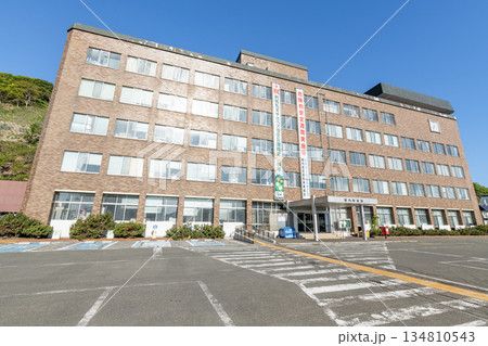北海道稚内市　晴天の稚内市役所 134810543