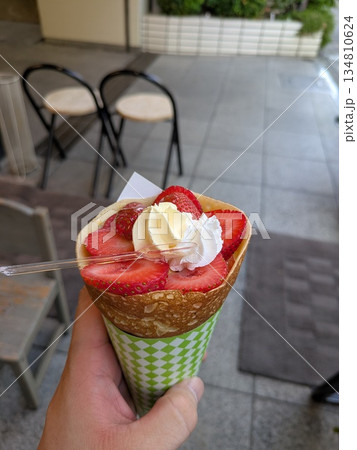 おいしいイチゴクレープ おいしいイチゴクレープ 134810624