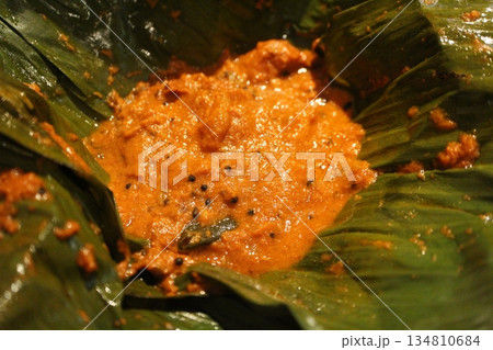 インド料理　海老カレーのバナナの葉包み 134810684
