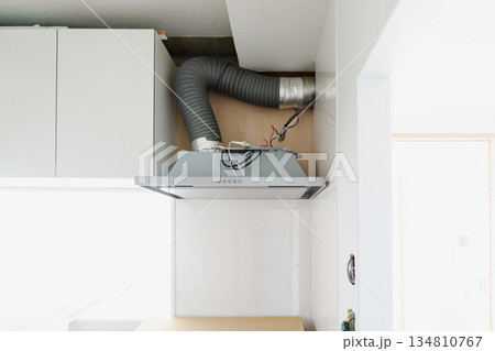 マンションリフォーム レンジフード交換 画像素材 フラット型 換気扇 リフォーム工事中の現場 マンションリフォーム レンジフード交換 画像素材 フラット型 換気扇 リフォーム工事中の現場 134810767