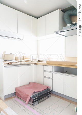 マンションリフォーム 台所キッチン 画像素材 L字型 施工 工事途中 マンションリフォーム 台所キッチン 画像素材 L字型 施工 工事途中 134810768