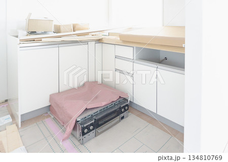 マンションリフォーム　台所キッチン　画像素材　L字型　施工　工事途中　 134810769