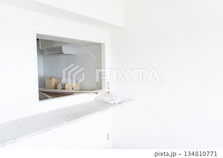 マンションリフォーム　リビング　画像素材　キッチン小窓　カウンター　施工　工事途中 134810771
