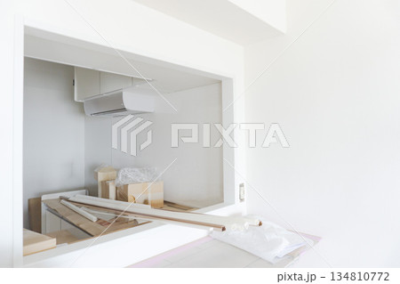 マンションリフォーム　リビング　画像素材　キッチン小窓　カウンター　施工　工事途中 134810772