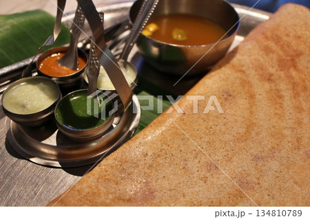インド料理の前菜　ドーサ（サンバル、チャツネ付き） 134810789