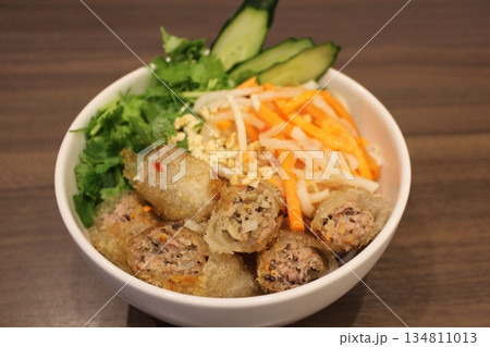 ベトナム料理 ブンチャージオ(揚げ春巻きを乗せた汁なし米麺) ベトナム料理 ブンチャージオ(揚げ春巻きを乗せた汁なし米麺) 134811013