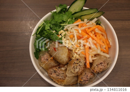 ベトナム料理 ブンチャージオ(揚げ春巻きを乗せた汁なし米麺) ベトナム料理 ブンチャージオ(揚げ春巻きを乗せた汁なし米麺) 134811016