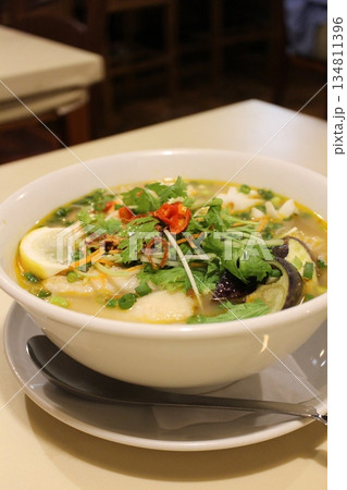 ベトナム料理 ブン・マム(発酵させた魚のペースト入り米麺) ベトナム料理 ブン・マム(発酵させた魚のペースト入り米麺) 134811396