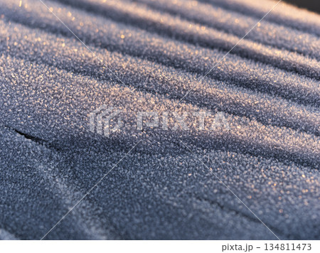 霜が付着した木製の手摺り 霜が付着した木製の手摺り 134811473