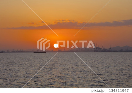 鳴尾浜臨海公園海釣り広場より望む神戸の夕陽/遠景に明石海峡大橋 134811947
