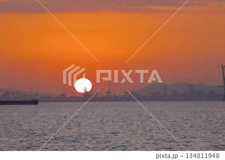 鳴尾浜臨海公園海釣り広場より望む神戸の夕陽/遠景に明石海峡大橋 鳴尾浜臨海公園海釣り広場より望む神戸の夕陽/遠景に明石海峡大橋 134811948