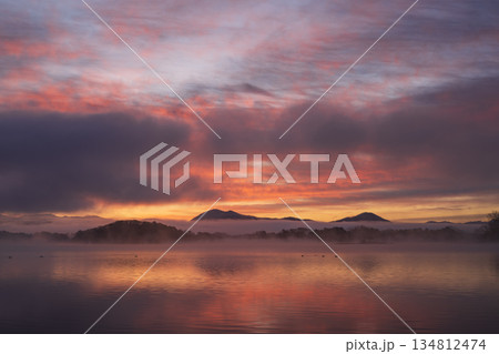 夜明けの空と湖面に映る雲 134812474