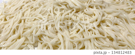 大量のうどんの麺 134812483