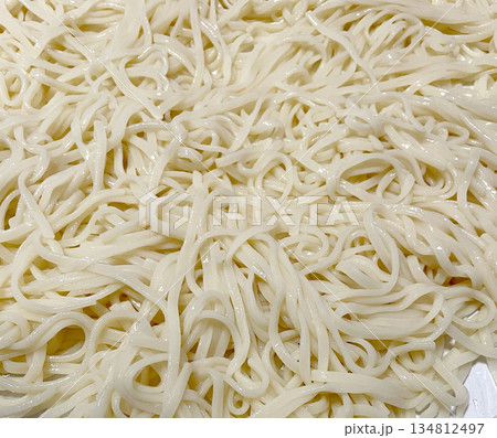 大量のうどんの麺 大量のうどんの麺 134812497