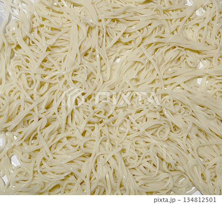大量のうどんの麺 大量のうどんの麺 134812501