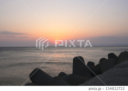 強風と寒さの中で迎える稚内の朝日と遠くに見える船 134812722