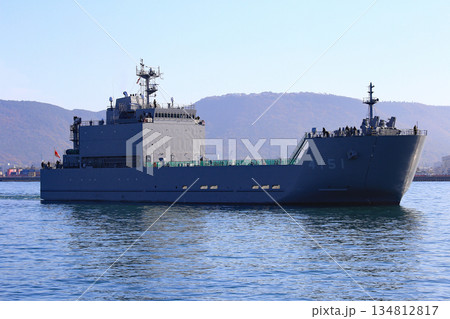 入港してきた輸送艦 134812817