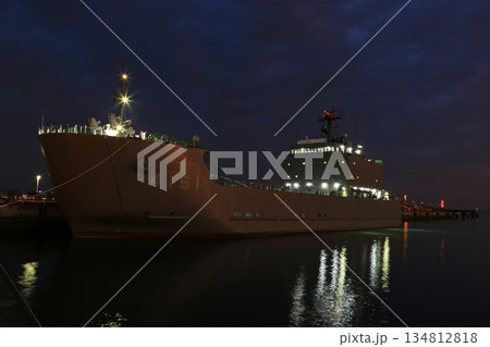 夜の港に停泊する輸送艦 夜の港に停泊する輸送艦 134812818