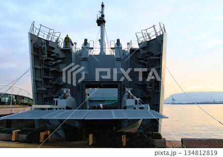 船首ランプ開閉中の輸送艦 134812819